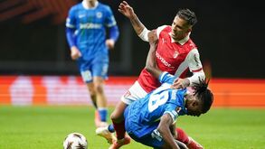 Salazar disputa lance no Sp. Braga-Genk