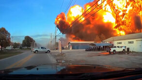Condutor capta segundos de terror em que avião de carga se despenha e é 'engolido' por bola de fogo