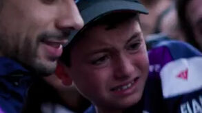 Emocionante: Miguel Oliveira 'faz o dia' a criança e deixa-a subir à sua mota