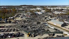 Um rasto negro e carros carbonizados: imagens de drone mostram local do acidente com avião de carga nos EUA  