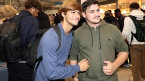 Apoio e pedidos de autógrafos e fotografias: as imagens do regresso do FC Porto a Portugal