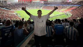 Saiu com 40€ no bolso, uma rifa e fez milhares de quilómetros... à boleia: o adepto argentino nomeado para o 'The Best'