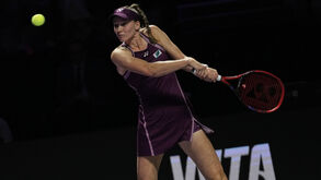 Elena Rybakina bate Sabalenka e conquista pela primeira vez as WTA Finals