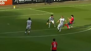 Oliveirense reclama penálti não assinalado frente ao Portimonense