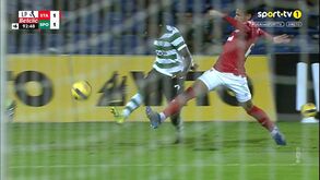 O polémico golo da vitória do Sporting frente ao Santa Clara: açorianos revoltados com decisão de dar canto aos leões