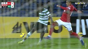 O polémico golo da vitória do Sporting frente ao Santa Clara: açorianos revoltados com decisão de dar canto aos leões