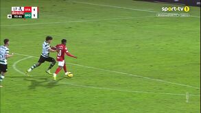 O lance da expulsão de Maxi Araújo nos descontos do Santa Clara-Sporting