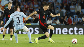 Os jogadores em ação durante o duelo entre Celta de Vigo e Barcelona