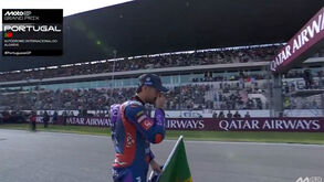 Em lágrimas e de bandeira em punho: Miguel Oliveira aplaudido no Algarve antes do adeus ao MotoGP