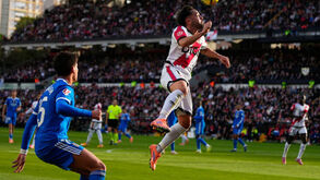 Os jogadores de Rayo Vallecano e Real Madrid em ação