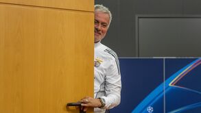José Mourinho à saída da sala de imprensa no Estádio da Luz