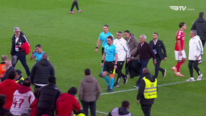 Mourinho protesta junto do árbitro após empate com o Casa Pia