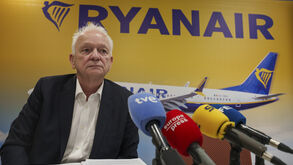 Conferência de imprensa da Ryanair com microfones e executivo