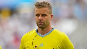 Árbitro sueco Glenn Nyberg dirige o Irlanda-Portugal