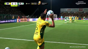 O impressionante 'cruzamento' com as mãos do lateral do Mirassol que deu golo contra o Palmeiras