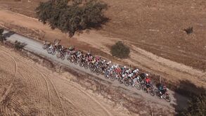 Ciclistas competem numa corrida de BTT em zona rural