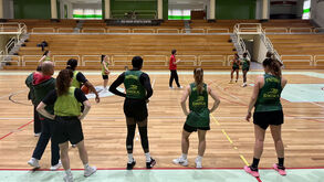 Selecionador Ricardo Vasconcelos dá instruções à equipa no arranque dos trabalhos em Rio Maior