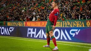 Cristiano Ronaldo celebra golo por Portugal num jogo com adeptos