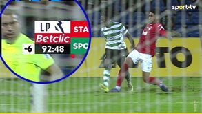 O momento em que o assistente Ângelo Carneiro está a acompanhar o lance que deu o canto da vitória ao Sporting nos Açores