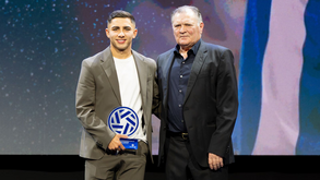 Yeremay recebeu o prémio de um velho conhecido do futebol português, José Antonio Camacho.
