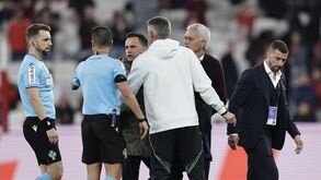 Mário Branco junto da equipa de arbitragem no final do Benfica-Casa Pia