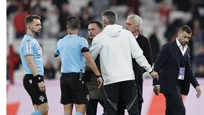 Mário Branco junto da equipa de arbitragem no final do Benfica-Casa Pia