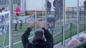 Árbitro assistente lesiona-se durante um jogo e adeptos pedem... revisão do VAR