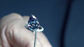 Diamante raro 'Mellon Blue' foi vendido por 22 milhões de euros num leilão na Suíça