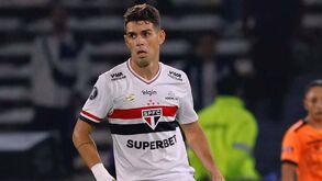 Oscar com a camisola do São Paulo