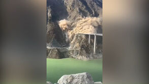 O momento em que ponte inaugurada recentemente desaba na China