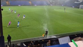 Infiltração obriga árbitro assistente a 'ir ao banho' dezenas de vezes durante o Stockport-Wigan