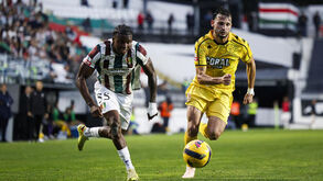 José Gomes (à direita) em ação contra o E. Amadora