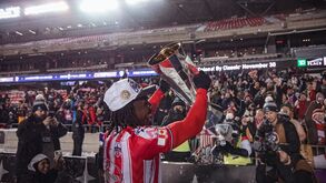Aí está a prova: Kévin Santos exibe o troféu de campeão no Canadá