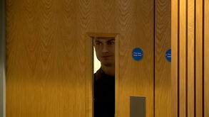 Cristiano Ronaldo a espreitar pela porta: o momento caricato antes da conferência