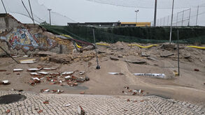 Estragos no sintético do Botafogo Futebol Clube podem piorar: «Há o risco do resto do muro ceder também...»