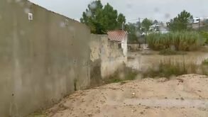 CMTV mostra exterior da casa onde morreram idosos de 88 anos completamente alagado