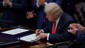 «O país nunca esteve em melhor forma»: Trump encerra 'shutdown' recorde do governo dos EUA