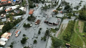 Imagens aéreas mostram casas parcialmente submersas após passagem de tempestade tropical