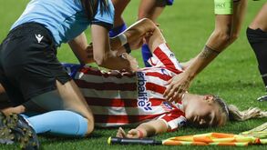 Jogadora do Atlético Madrid recebe assistência médica em campo durante uma partida