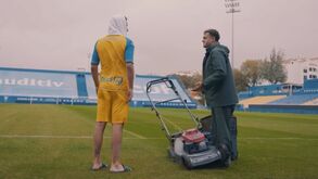 De chinelos e toalha à procura da... piscina: a hilariante reação do Estoril à inundação do António Coimbra da Mota