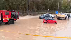 Tempestade Cláudia deixa avenida inundada e carros submersos em Fernão Ferro 