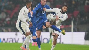 Partida tensa entre Inglaterra e Sérvia no Grupo K
