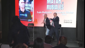 Rubiales atacado com ovos durante apresentação de livro e teve de ser agarrado para não responder