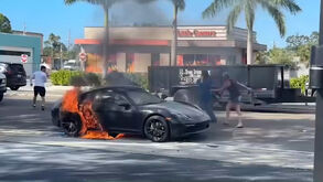 Bombeiros da Flórida resgatam homem preso no interior de carro em chamas 