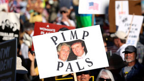 Protesto com cartaz alusivo a Trump e Epstein nos EUA