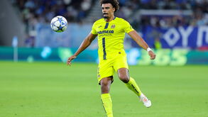 Renato Veiga em ação frente ao Pafos em jogo da Liga dos Campeões