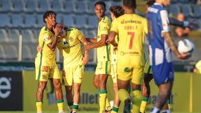Jogadores do P. Ferreira comemoram golo marcado ao FC Porto B