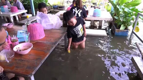 Restaurante na Tailândia sofre inundação e contratempo transforma-o num sucesso 