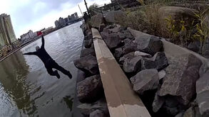 Polícia lança-se à água para salvar mulher que se afogava no rio em Nova Iorque  