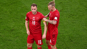 Simon Kjaer coloca a braçadeira a Eriksen 